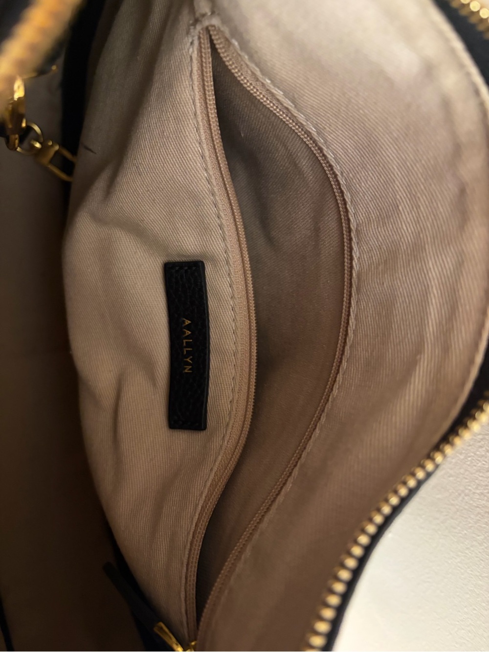 Aallyn Marley Classic Black Leather Shoulder Bag - Picture 4 of 11